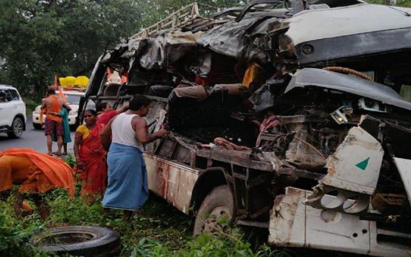 A fierce collision between a bus and a truck carrying pilgrims in Deoghar, 18 dead, many injured hindi News latest News Big News khabargali 
