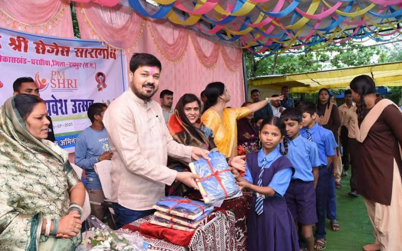 MLA Padmashree Anuj Sharma participated in the school admission ceremony of Serikhedi village, Saragaon village and Nilja village of Dharsiva assembly constituency, Chhattisgarh, Khabargali