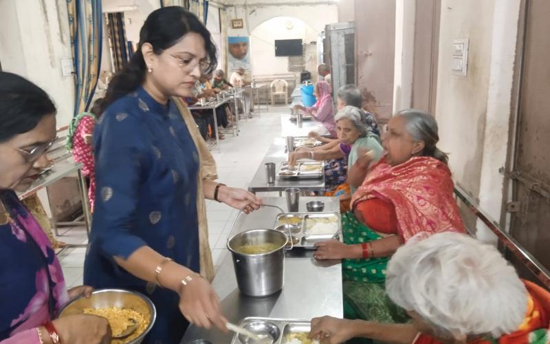In memory of Imam Hussain, MD Syed Salma of Vedic Group provided food to the elderly in the old age home, Sanjeevani Old Age Home, Raipur, Chhattisgarh, Khabargali