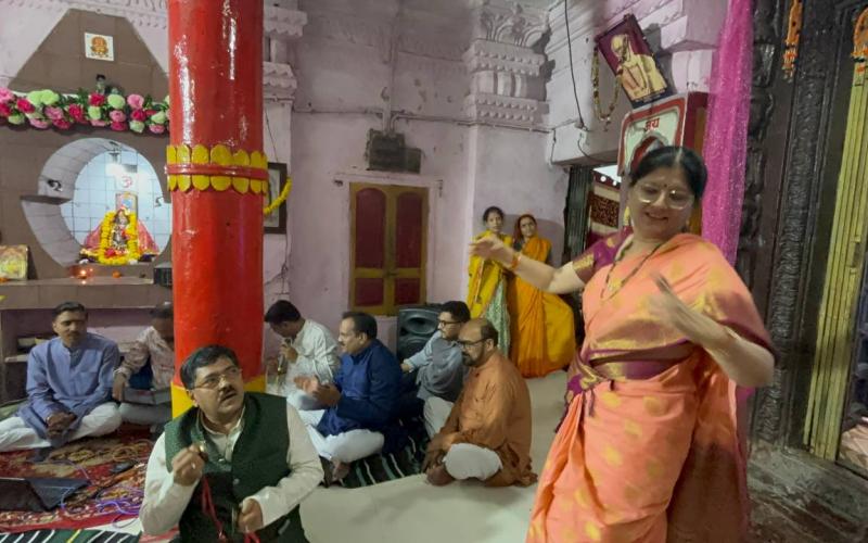 The ancient Vitthal temple of Tatyapara resounded with devotion, Pandharpur Wari and Bhajan Sandhya created spiritual light, Bharti Pasodkar sang "Radha Radha Japo", Ajay Poddar and Sumit Modak sang "Kanada Raja Pandharpur Ka", Vaibhav Shah sang "Vithoba Gajar Abir Gulal", and Sukrit Ganodawale sang "Keshav Madhava", Senior Sadhika, Kolhe Aaji, Raipur, Chhattisgarh, Khabargali