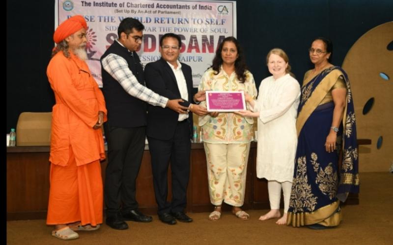 Income Tax Bar Association, Raipur felicitated newly-minted CA students, Income Tax Bar Association, Raipur organized a highly inspirational session on Siddhasana by internationally renowned sound healer, yoga instructor and life skills expert Ms Namrata Mehta, Chief Guest Acharya Arpita Nand Avdhoot, Advocate Nikhil Agarwal and Raipur CA Branch President Vikas Golchha, Raipur, Chhattisgarh, KhabarGali