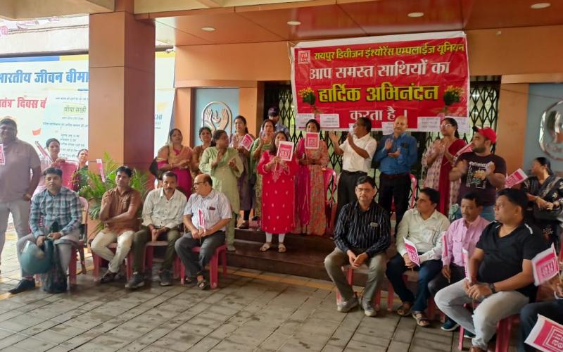 Unprecedented strike of trade unions in Chhattisgarh, work came to a standstill in many major institutions including banks, insurance, coal, steel, BALCO, NMDC, transport, a huge meeting of striking employees was held in Raipur, Dharmaraj Mohapatra Convener, Joint Forum of Trade Unions, Raipur, Chhattisgarh, Khabargali