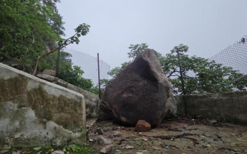 A major incident at Dongargarh Maa Baleshwari temple, a seven feet high rock fell on the stairs cg hindi news cg big news latest news Chhattisgarh news khabargali 