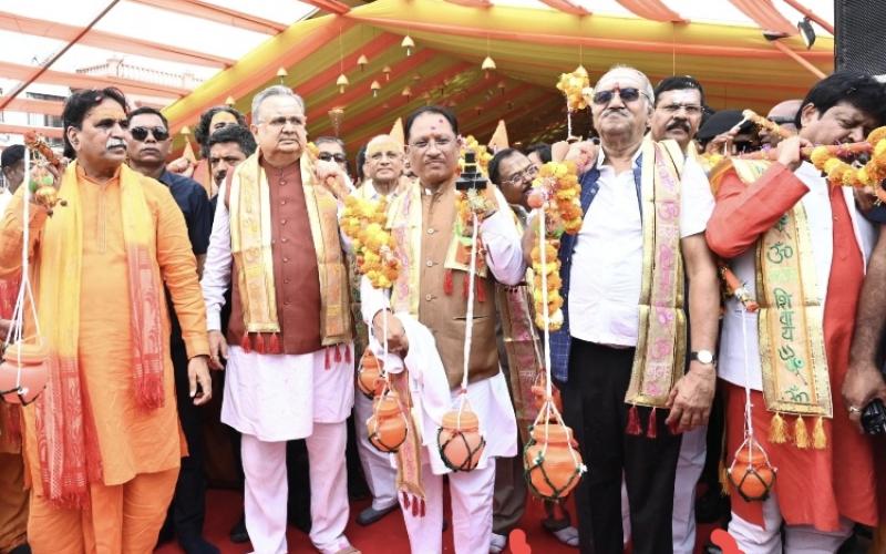 The enthusiasm of the people of the capital was seen in the Kavad Yatra, Raipur became filled with devotion for Shiva, Raipur immersed in devotion for Shiva, the historic event of the grand Kavad Yatra 2025 concluded, thousands of Shiva devotees walked with Rajesh Moonat, Kavadia, a wonderful confluence of culture and faith was seen in the capital,