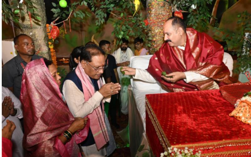 Chief Minister Sai attended the closing ceremony of Pradeep Mishra's Shiv Mahapuran Katha, Government is developing all the pilgrimage sites of Chhattisgarh, 146 crores approved for the development of Bhoramdev of Kawardha 00 Devotees are getting spiritual benefits from Shri Ram Lala Darshan Yojana and Tirtha Darshan Yojana, Durg, Chhattisgarh, Khabargali