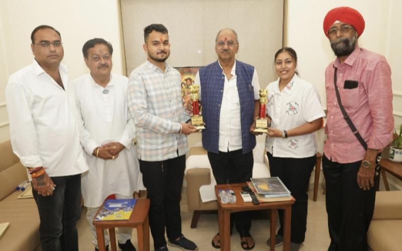 MP Brijmohan Agarwal honored Mantri Kaur and Devashish Makhija, Khabargali