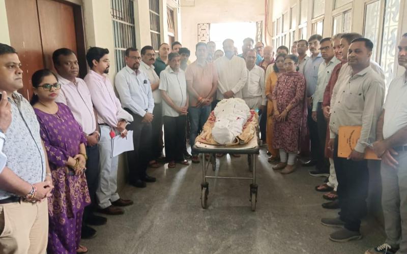Serving as a doctor all his life, becoming an example of humanity by donating his body after death, Shankar Nagar resident Dr. Sugan Chand Chhajed's family respected his last wish* Dr. Chhajed's body was handed over to Pt. J.N.M. Medical College Raipur for the purpose of education and research, Chhattisgarh, Khabargali