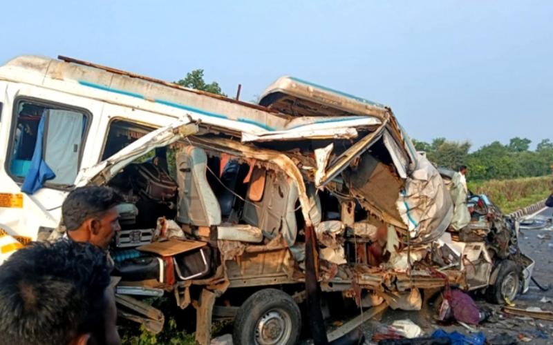 A bus full of pilgrims collided with a matador, 4 died tragically, 9 critical mp news khabargali 