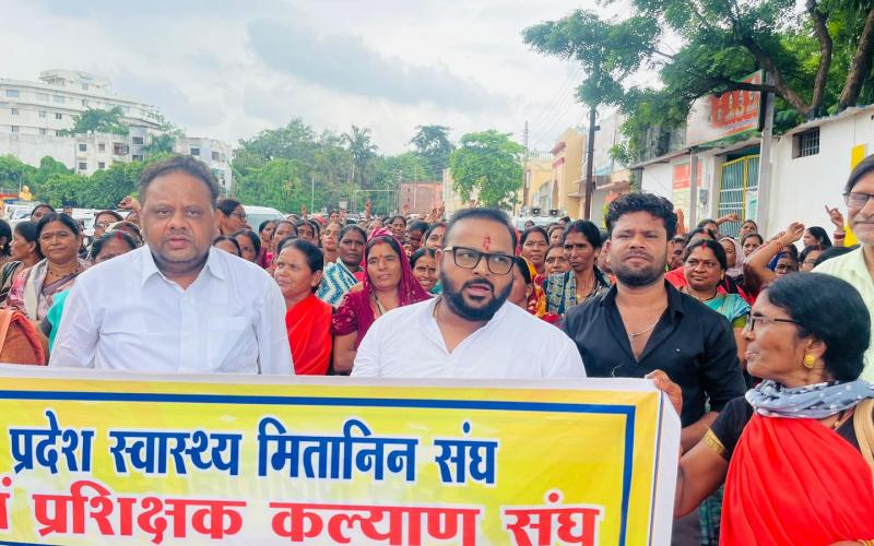 Mitanin sisters submitted a memorandum to all 33 collectors for non-fulfillment of Modi's guarantee, Union Patron Sushil Sunny Agarwal joined, State Health Mitanin Association, State Spokesperson Sapna Choubey State Secretary Chandrakishore Wasnik Raipur District President Annapurna Sahu, Chhattisgarh, Khabargali