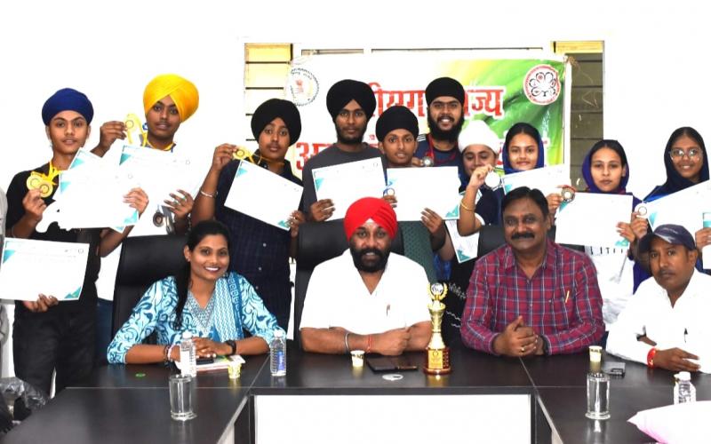 The winning players of Gatka game met Minority Commission Chairman Amarjeet Chawra, Gatka Association of Chhattisgarh President Simran Singh, Secretary Khwaja Ahmed Raipur, Khabargali,