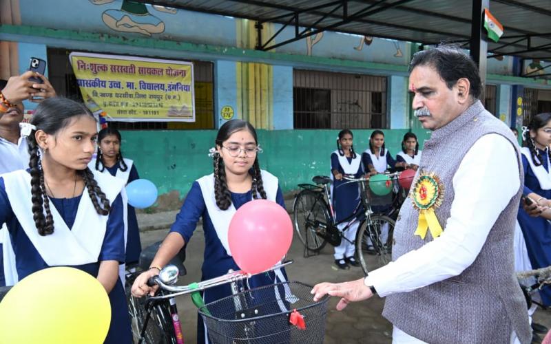 Raipur West MLA Rajesh Munat distributed bicycles to students, honoured meritorious students and called for overall development of schools. Cheques of Rs.10,000 each were given to meritorious girl students who scored above 90% marks. Raipur, Chhattisgarh, Khabargali