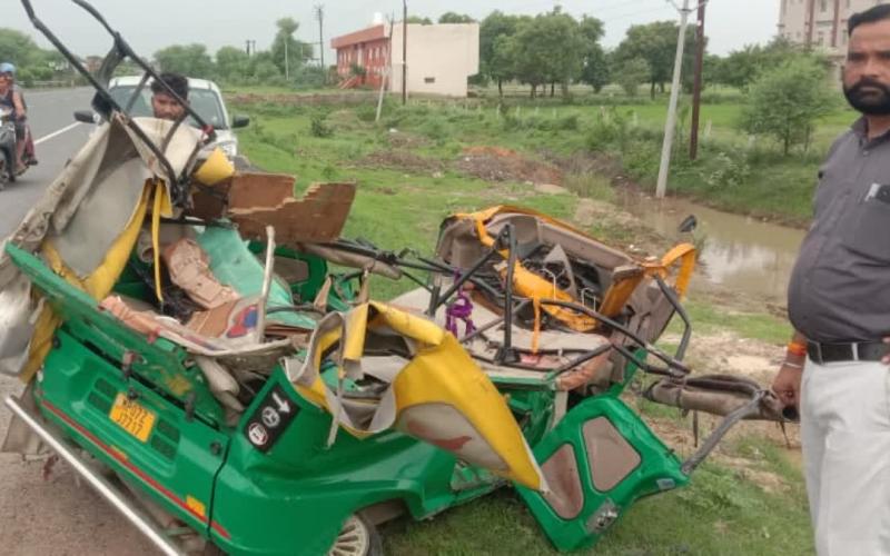 Uncontrolled truck rammed into auto, four people of same family died hindi news latest news khabargali 