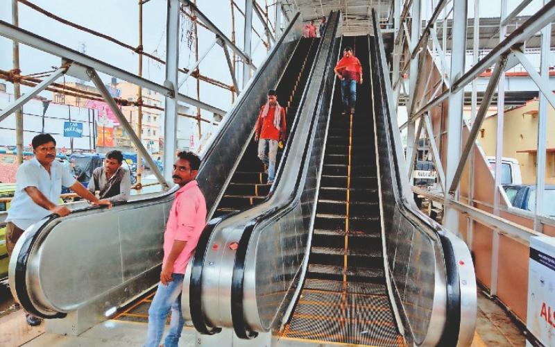 Railway passengers will get convenience, escalators and lifts will be installed at 40 stations, survey is going on in Raipur division Chhattisgarh News Raipur news khabargali 