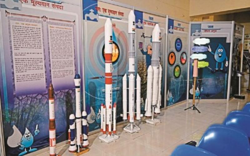 ISRO's space exhibition in Raipur, students learnt the thrill of space, there will be models from Chandrayaan to launch-pad Chhattisgarh News hindi news latest news Raipur khabargali 