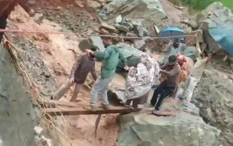 Clouds wreaked havoc in Jammu and Kashmir, flood in Vaishno Devi Ardhkumwari, 12 people died hindi News big latest News Hindi khabargali 