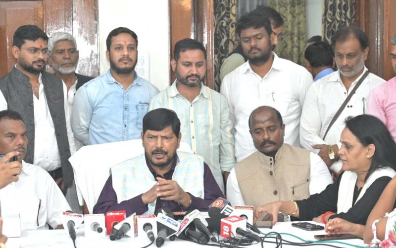 Minister of State for Social Justice and Empowerment Ramdas Athawale reviewed the progress of Chhattisgarh migration schemes, gave guidelines to officials, Raipur, Chhattisgarh, Khabargali