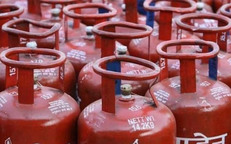 The price of LPG cylinder has decreased by Rs 51 from today, 19 kg gas will be available for Rs 1,580 Hindi News big news khabargali 