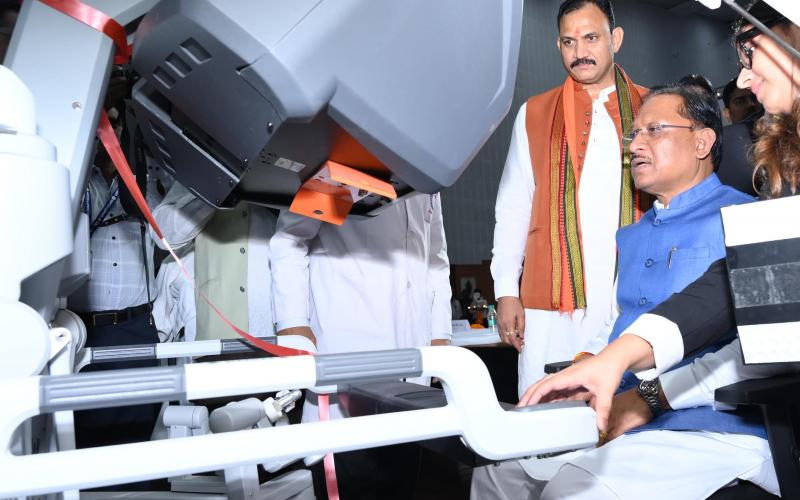 A new dimension in the development of medical facilities in Chhattisgarh, Chief Minister inaugurated 'Dev Hasta' robotic surgical system at AIIMS Raipur Chhattisgarh news hindi News big news khabargali 