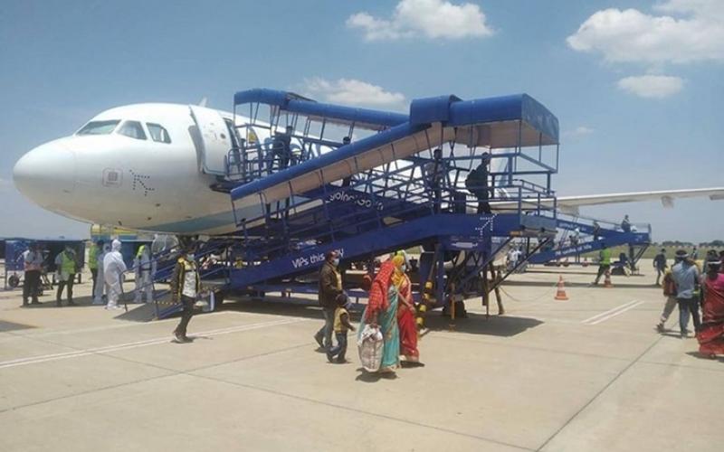 Flight services stopped at Raipur airport, 6 flights diverted-6 cancelled, passengers' problems increased Chhattisgarh News hindi news Big News latest News khabargali 