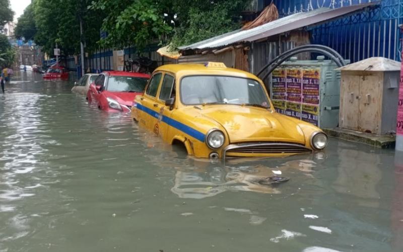 Kolkata lashed by heavy rains for the past 24 hours; Howrah station yard submerged, metro services halted, 7 dead. Hindi news big News latest News khabargali 