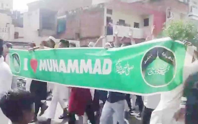 Protests erupt in several states over the "I Love Mohammed" poster, a conspiracy to disrupt the festive season. Hindi news big news latest News khabargali 
