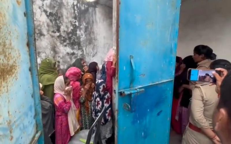 Illegal Madrasa raided in Uttar Pradesh, 40 girls found locked in toilet hindi News big News latestt khabargali 