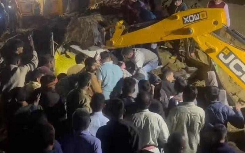 Mountain cracks, debris falls on moving bus, 18 dead, rescue operations underway hindi News latest News khabargali 