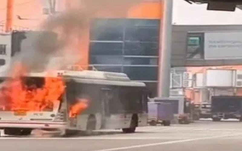 A major accident occurred at the airport, as a ground service bus parked near an aircraft at Terminal 3 caught fire. Hindi latest News big News khabargali 