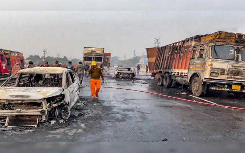 Horrific accident in Jaipur, uncontrolled dumper crushes a dozen vehicles, 13 killed  big News latest News khabargali 