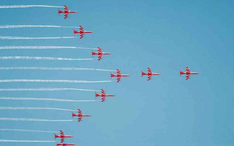 Air show held in Naya Raipur, fighter jets formed the tricolor in the sky, crowds of spectators gathered. Chhattisgarh News Raipur news hindi News khabargali 