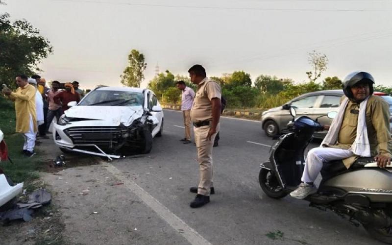 A speeding car hits a motorcycle, killing three friends; people scream at the bloody scene. Hindi latest news big news khabargali 