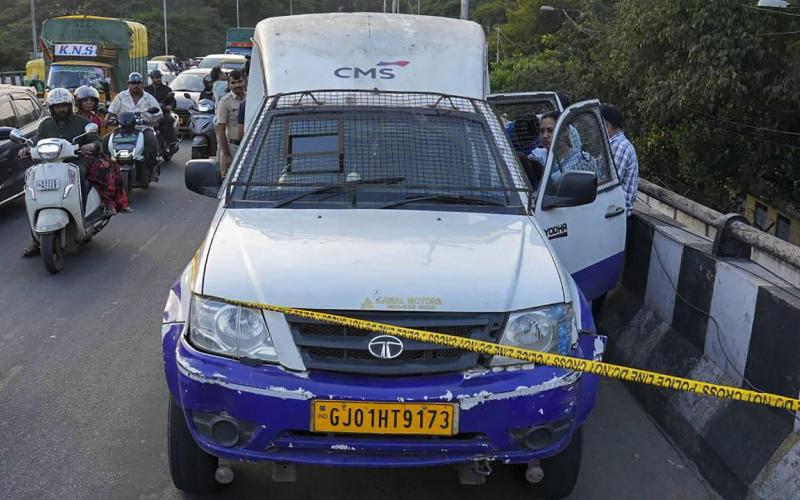 A major daylight robbery took place, with a man posing as an Income Tax or RBI officer robbing Rs 7 crore. Chhattisgarh news hindi News big News latest News khabargali 