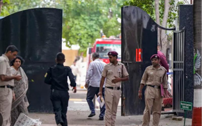 Bomb threat to two Delhi University colleges creates panic hindi News latest News khabargali 