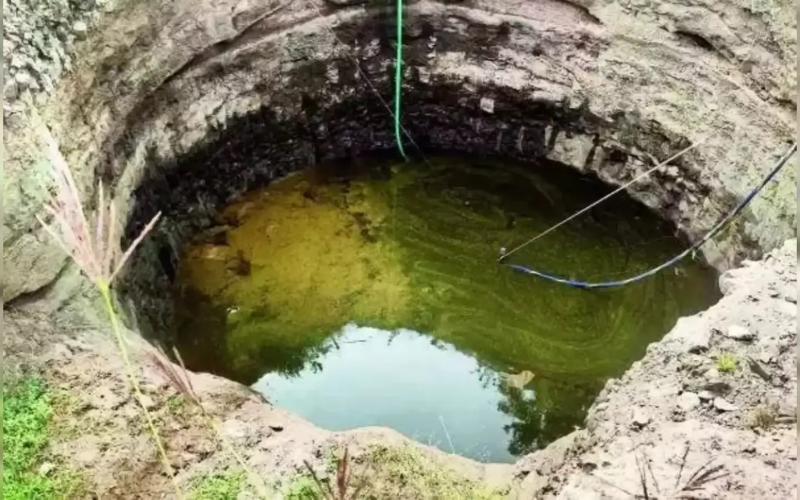 An innocent child fell into an open well while flying a kite, died on the spot, and the entire village was plunged into mourning. Hindi News latest news khabargali 