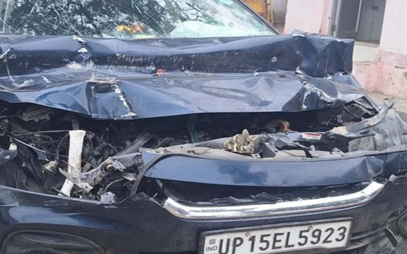 The havoc of high speed, car collided with an unknown vehicle, driver gasped, people screamed seeing the condition of 4 people. Hindi News latest News khabargali 