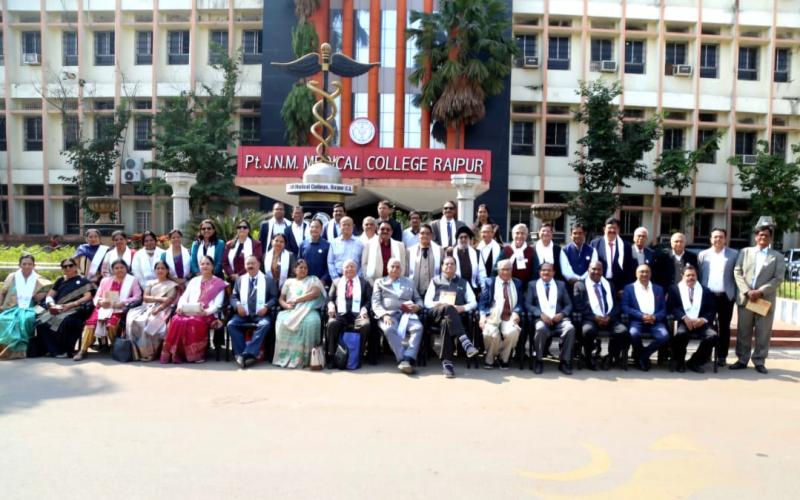 Through the windows of memory, The first 'Alumni Meet' of the Ophthalmology Department of PT JNM Medical College concludes, bringing together leading experts from India and abroad.  A reunion of former students of the Ophthalmology Department of Raipur Medical College, where teachers were honored. Department Head Dr. Nidhi Pandey, Raipur, Chhattisgarh, Khabargali