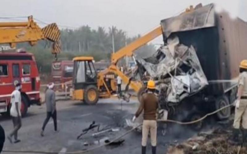 Sleeper bus and lorry collide, 9 passengers killed hindi News latest news khabargali 