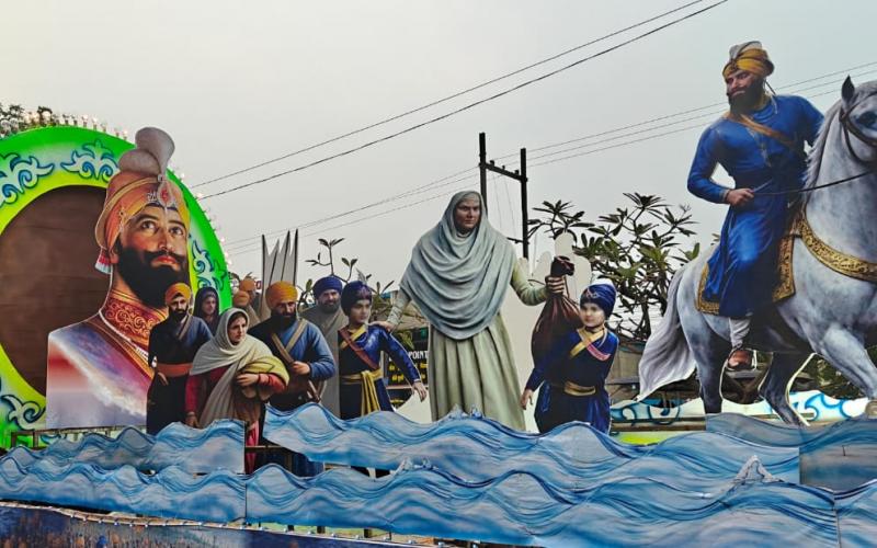 The Prakash Parv of Sri Guru Gobind Singh Ji, the crossing of the Sirsa River, and the historical tableau depicting the sacrifice of the Sahibzadas were the main attractions. The mobile tableau prepared by the Chhattisgarh Sikh Council vividly portrayed this poignant chapter of history.  (Amarjeet Singh Chhabra, Chairman of the State Minority Commission and President of the Chhattisgarh Sikh Council, Raipur, Chhattisgarh, Khabargali)