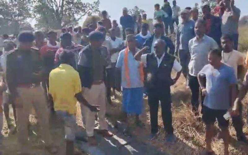 ट्रैक्टर से गिरकर मासूम की मौत,  ड्राइवर ने मामला दबाने गड्ढे में दफनाया शव, पुलिस की जांच में हुआ खुलासा खबरगली An innocent child died after falling from a tractor; the driver buried the body in a ditch to suppress the case, police investigation revealed. Chhattisgarh news Rajnandgaon news hindi News latest News khabargali