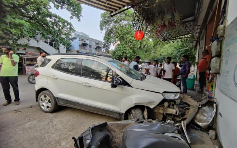 Major accident in Raipur: High-speed new car rams into shop, girl seriously injured