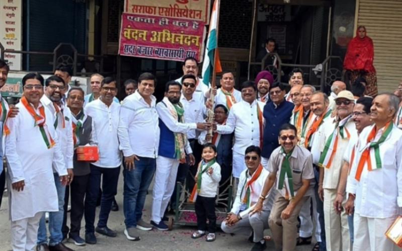 Republic Day celebrations in Raipur: A grand event organized by the Sarafa and Sadar Bazaar associations, the capital's Sarafa market was adorned in patriotic colors, flag hoisting ceremony held in the presence of Dharam Bhansali and Gulab Joseph, Chhattisgarh, Khabargali