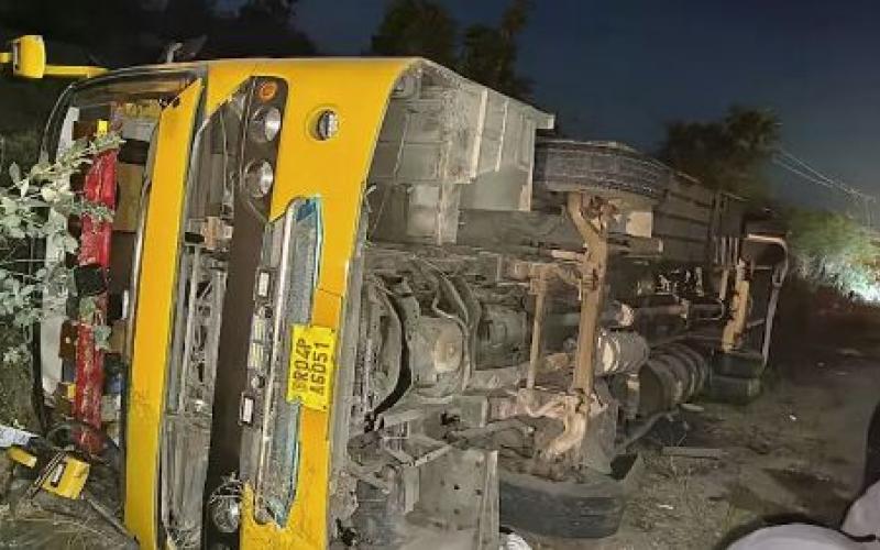 राजस्थान में दर्दनान हादसा, लग्जरी बस के पलटने से 2 की मौत, 20 यात्री घायल खबरगली Two killed, 20 passengers injured as luxury bus overturns in Rajasthan hindi news big news khabargali 