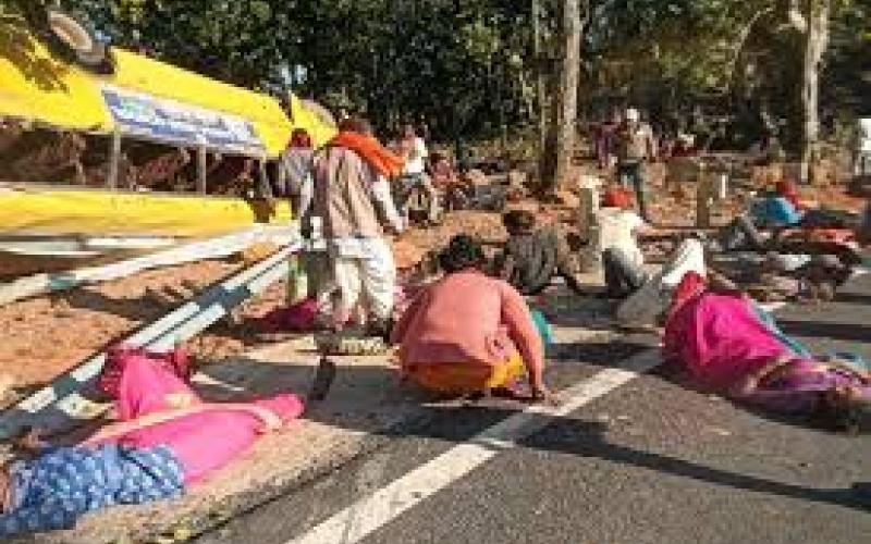 Horrific road accident on Chhattisgarh-Jharkhand border, 9 people died, bodies scattered on the road