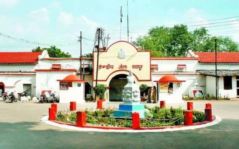 In Raipur Central Jail, an inmate's girlfriend filmed a video, took her mobile phone into the meeting room, causing a stir.