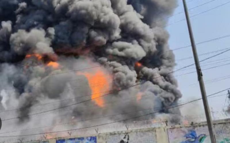 रायपुर की फैक्ट्री में भीषण अग्निकांड, आसमान में 22 किलोमीटर दूर तक दिखा काला धुआं खबरगली A massive fire broke out at a factory in Raipur, with black smoke visible for 22 kilometres. Hindi news latest news khabargali 