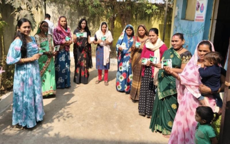 The spirit of Housla, courage resonated in Amleshwar; Smita Singh raised awareness among women about cancer and distributed sanitary pads on International Cancer Day.  The Shakuntala Foundation administered an oath to women regarding menstrual hygiene. Raipur, Chhattisgarh, Khabargali.