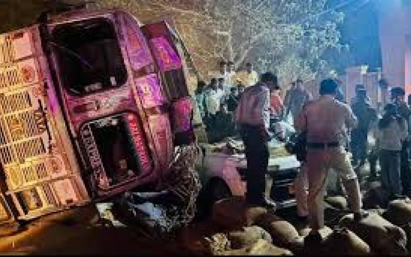  धान से लदा ट्रक कार के ऊपर पलटा, 4 लोगों की मौत खबरगली Paddy-laden truck overturns on car, 4 killed Raipur Chhattisgarh khabargali 