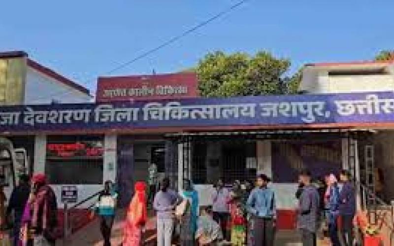  तेज रफ्तार पिकअप ने मॉर्निंग वॉक कर रहे 3 लाेगाें को रौंदा, दो की मौत, एक की हालत गंभीर खबरगली A speeding pickup truck ran over three people on a morning walk, killing two and leaving one in critical condition. jashpur chhattisgarh accident hindi news khabargali 