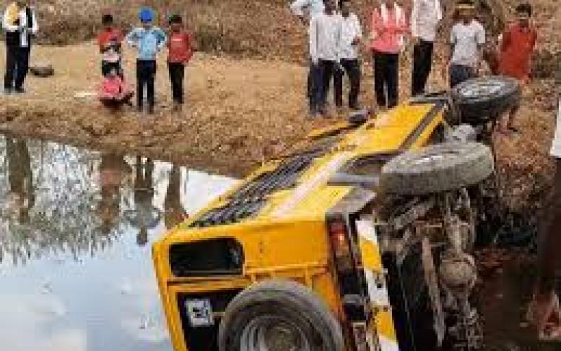  गहरी खाई में गिरी पिकअप वाहन, 4 की मौत, 20 घायल खबरगली Pickup vehicle falls into deep ditch, 4 killed, 20 injured raigarh chhattisgarh hindi news khabargali 