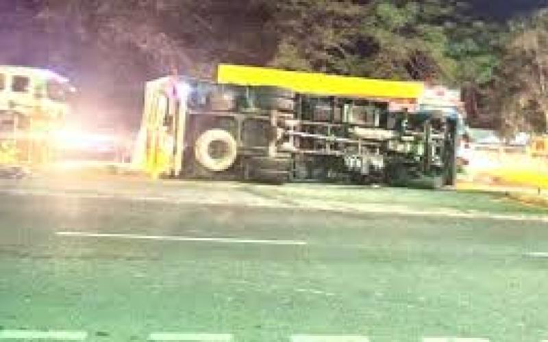 ट्रक की टक्कर ने सड़क पर बिछा दी लाशें, शव के उड़े चीथड़े, 4 की मौत खबरगली A truck collision left bodies strewn across the road, 4 dead.hindi news latest khabargali 